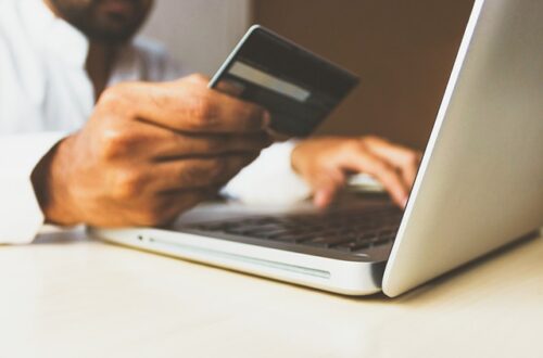 Detailhandlen i en digital verden: Hvordan har online shopping ændret vores forbrugsvaner?